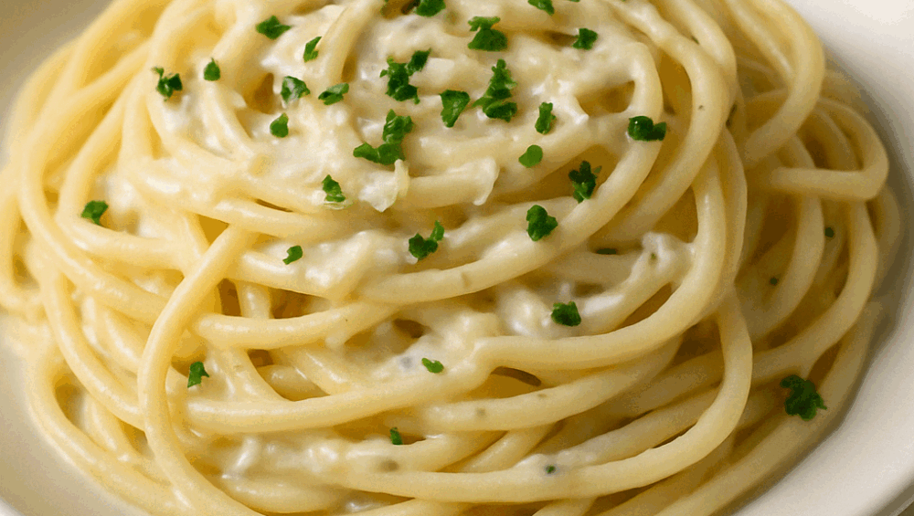 Kremowe spaghetti z serem i śmietaną