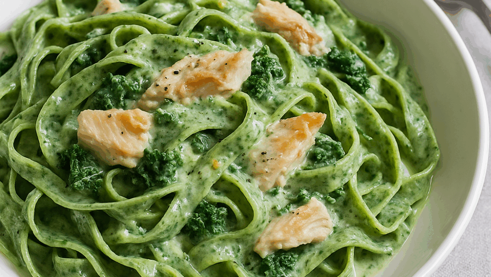 Tagliatelle jarmużowe z wędzoną makrelą
